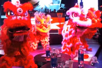 Video: Cười "vỡ bụng" màn múa lân theo nhạc Gangnam Style