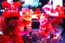 Video: Cười "vỡ bụng" màn múa lân theo nhạc Gangnam Style