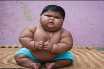 Em bé 10 tháng tuổi có cân nặng khủng khiếp
