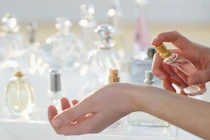 Video: 10 mẹo vàng “xịt nước hoa” thơm lâu, ấn tượng