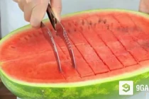 Xuất hiện dụng cụ bổ dưa hấu quá nhanh quá đẹp