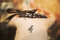 Video: Hướng dẫn xăm hình nốt nhạc bằng bút chì kẻ mắt