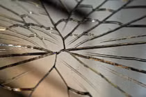 Video: Vì sao gương vỡ là điềm báo xui xẻo?