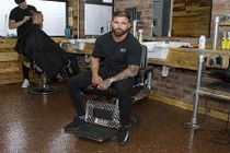 Video: Người thợ cắt tóc lát sàn nhà bằng... 70.000 đồng xu