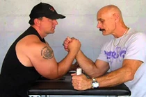 Cụ già Việt Nam vật tay chấp thắng người nước ngoài 2 tay