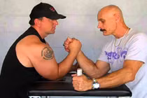 Cụ già Việt Nam vật tay chấp thắng người nước ngoài 2 tay