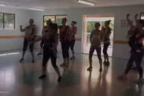 Lớp học nhảy siêu độc của các bà mẹ và em bé