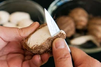 Cách gọt khoai sọ không bao giờ bị ngứa tay 
