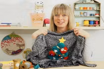 Cách biến áo len thường thành áo Noel độc lạ