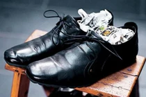 Tuyệt chiêu khử mùi hôi của giày bằng giấy