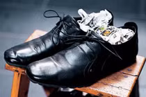 Tuyệt chiêu khử mùi hôi của giày bằng giấy