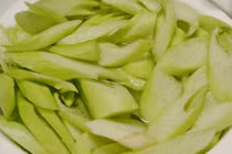 Bí quyết chọn và chế biến dọc mùng ăn không ngứa mồm