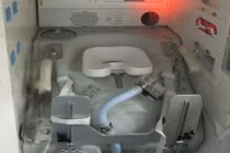 Các nhà du hành vũ trụ đi vệ sinh bằng cách nào?