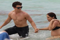 Khoảnh khắc trai đẹp cứu bà bầu khỏi cá mập khổng lồ