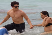 Khoảnh khắc trai đẹp cứu bà bầu khỏi cá mập khổng lồ