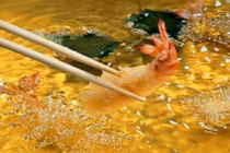 Mẹo rán đồ ăn không bị bắn dầu, dính chảo