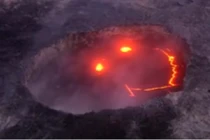 Mặt cười kỳ dị giữa miệng núi lửa nóng ngàn độ