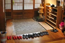 Video: Ngỡ ngàng lí do người châu Á thường bỏ giày dép trước khi vào nhà