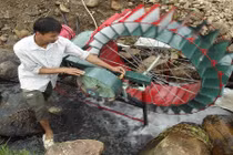 Video: Cách tạo bơm nước tự động cực kỳ đơn giản