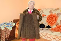 Tuyệt đỉnh cụ bà đan áo bằng chính tóc của mình