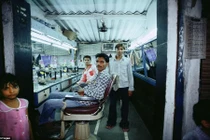 Video: Cận cảnh tiệm cắt tóc độc đáo ở Ấn Độ