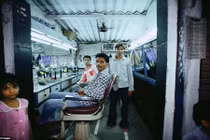 Video: Cận cảnh tiệm cắt tóc độc đáo ở Ấn Độ