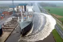 Những pha hạ thủy siêu tàu khiến người xem thót tim