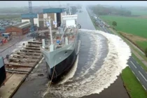 Những pha hạ thủy siêu tàu khiến người xem thót tim