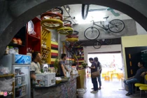 Độc đáo quán cà phê trang trí từ phế liệu