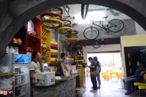 Độc đáo quán cà phê trang trí từ phế liệu