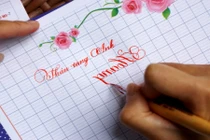 Thán phục cô giáo viết chữ ngược siêu đẹp