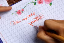 Thán phục cô giáo viết chữ ngược siêu đẹp