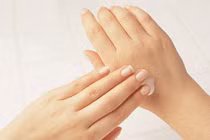 Cách trị khô da, nứt nẻ chân tay vào mùa hanh khô