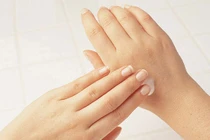 Cách trị khô da, nứt nẻ chân tay vào mùa hanh khô