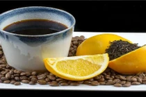 Sửng sốt trước kết quả cho vài giọt chanh vào ly cà phê