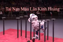 Video: Tai nạn đau đớn trong múa lân sư tử rồng
