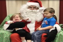 Tình huống dở khóc dở cười khi bé gặp ông già Noel
