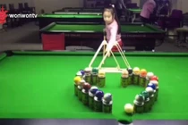 Cô bé “siêu nhân” đánh billiard bách phát bách trúng 