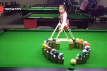 Cô bé “siêu nhân” đánh billiard bách phát bách trúng 
