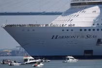 Đây là cách một con tàu khổng lồ cập bến