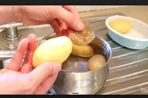 Kiểu gọt khoai tây không dùng dao dễ ợt 