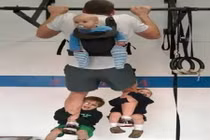 Video: "Bố nhà người ta” tập thể thao cực đỉnh cùng bé yêu 