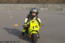 Video: Biker 4 tuổi dễ thương và chất nhất quả đất là đây