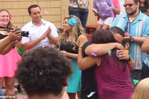 Cô gái nào cũng sướng phát điên với màn cầu hôn này