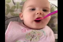 Không thể nhịn nổi cười với em bé háu ăn nhất thế giới