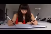 Thán phục cô gái viết đồng thời bằng 2 tay 2 chân