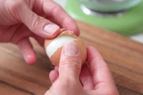 5 cách bóc vỏ trứng trong nháy mắt