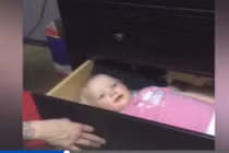 Buồn cười ông bố chơi trò trốn tìm với con bằng ngăn kéo