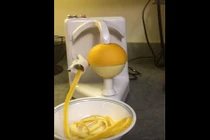 Có chiếc máy gọt hoa quả này lo gì tốn thời gian