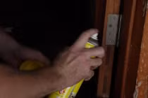 Tuyệt chiêu chữa cửa kêu cót két trong 5 giây